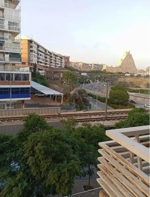 Vista exterior de Pis en venda en Alicante / Alacant amb Aire condicionat, Jardí privat i Moblat