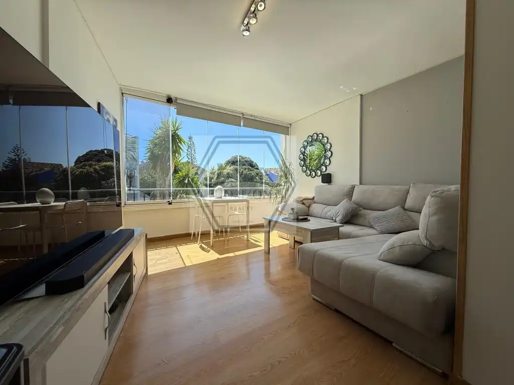 Sala d'estar de Pis en venda en Marbella amb Piscina comunitària