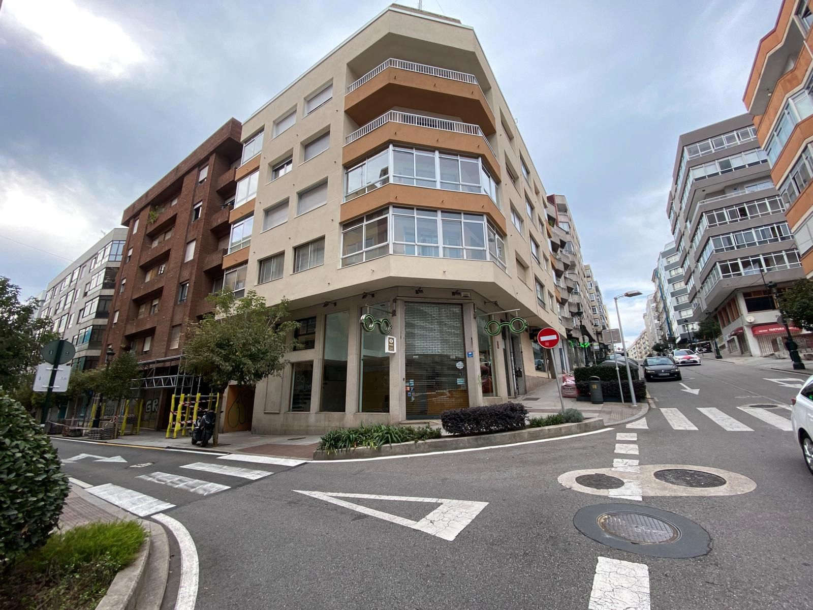 Vista exterior de Local de lloguer en Vigo  amb Aire condicionat, Parquet i Alarma