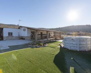 Vista exterior de Finca rústica en venda en Iznalloz amb Piscina