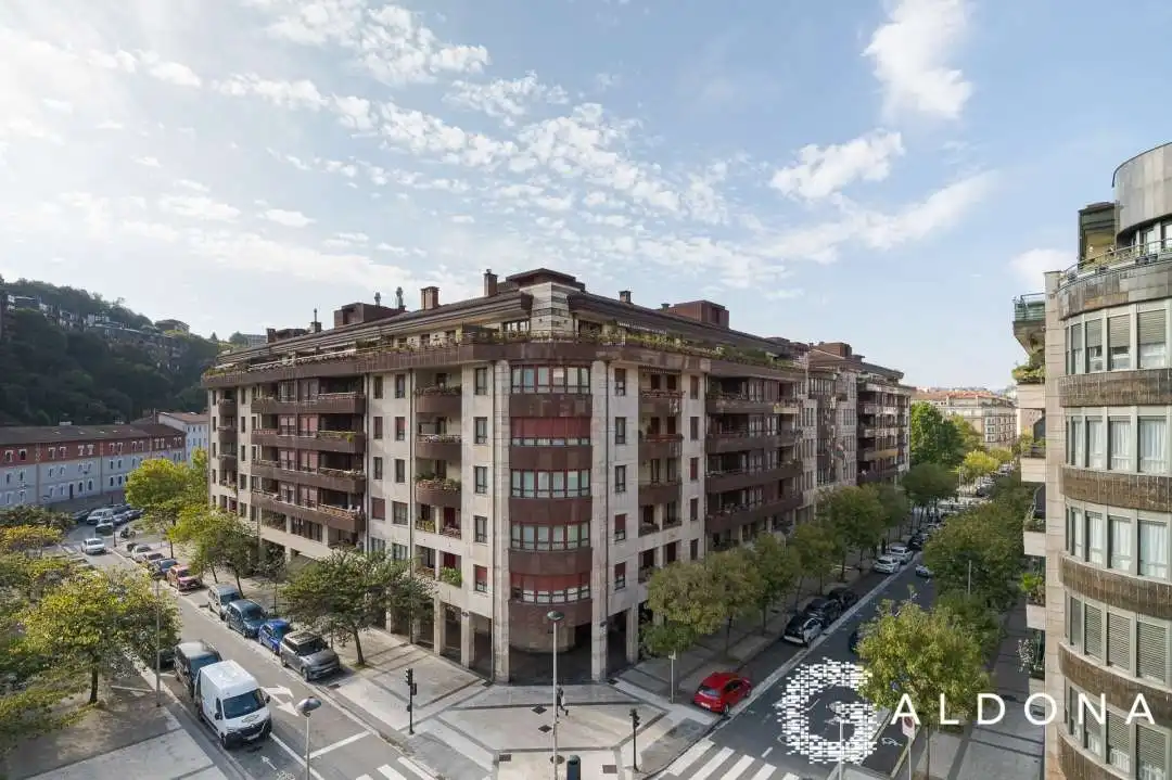 Vista exterior de Pis en venda en Donostia - San Sebastián  amb Calefacció, Terrassa i Balcó