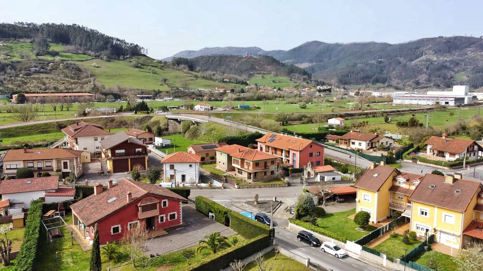 Vista exterior de Casa o xalet en venda en Los Corrales de Buelna  amb Calefacció, Parquet i Moblat