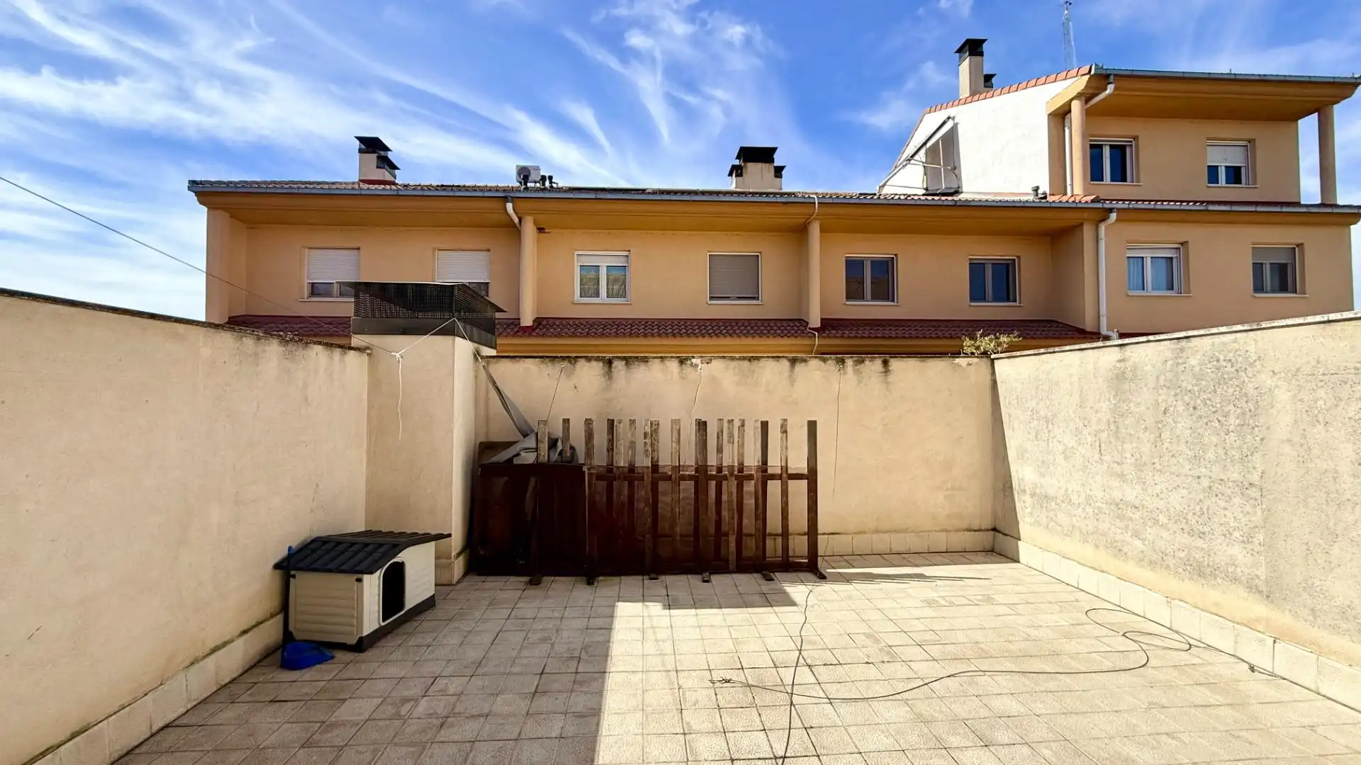 Außenansicht von Einfamilien-Reihenhaus zum Verkauf in Cuéllar mit Heizung, Privatgarten und Abstellraum