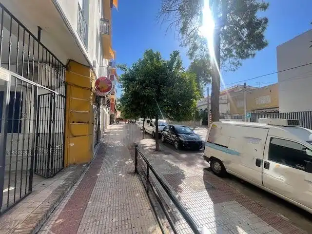 Außenansicht von Büro zum Verkauf in San Juan de Aznalfarache mit Heizung und Möbliert