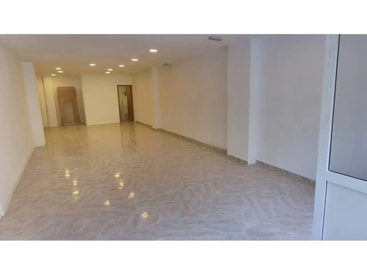 Local comercial en alquiler en Calle Calabria 148