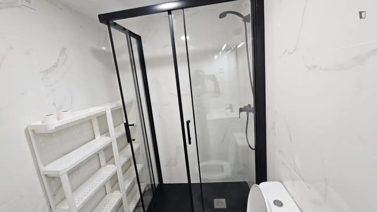 Baño de Estudio de alquiler en Madrid con Aire acondicionado, Calefacción y Amueblado