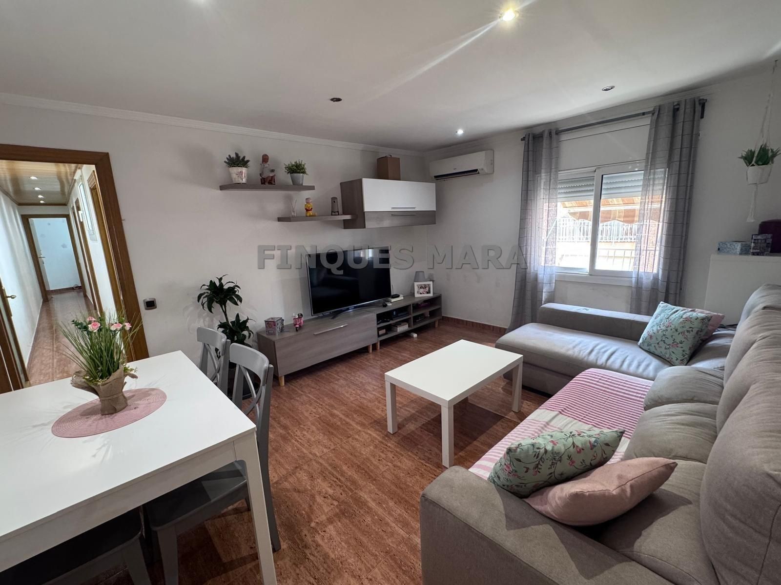 Sala d'estar de Pis en venda en Sant Boi de Llobregat amb Aire condicionat