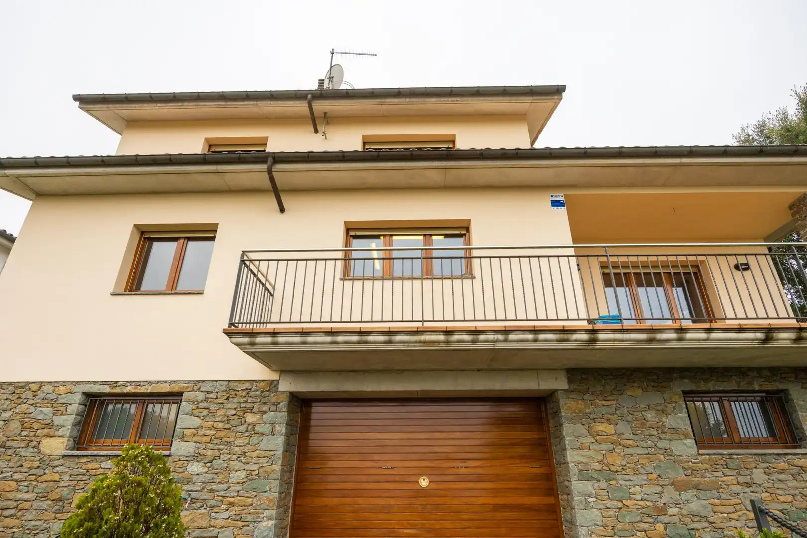 Vista exterior de Casa o xalet en venda en L'Esquirol amb Calefacció, Jardí privat i Terrassa