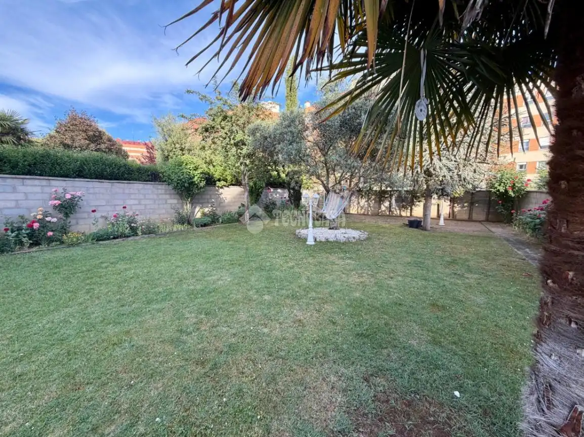 Jardí de Casa adosada en venda en León Capital  amb Aire condicionat, Calefacció i Terrassa