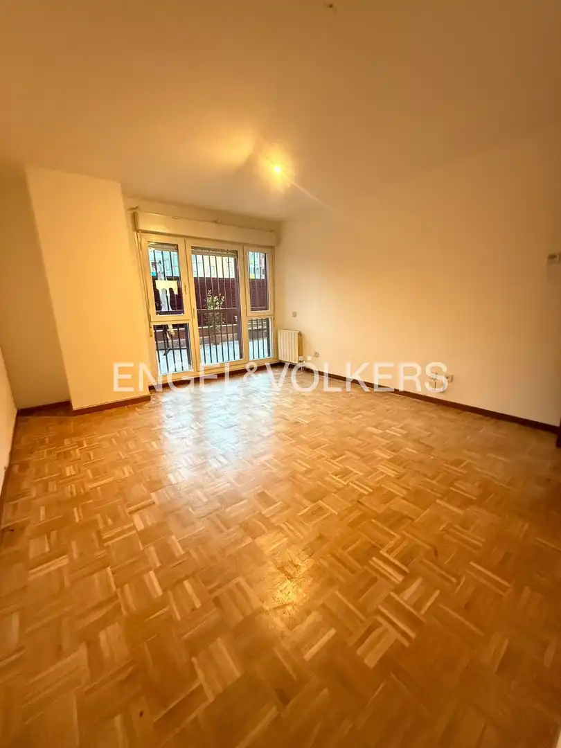 Flat for rent in Madrid  with Heating, Private garden and Parquet flooring