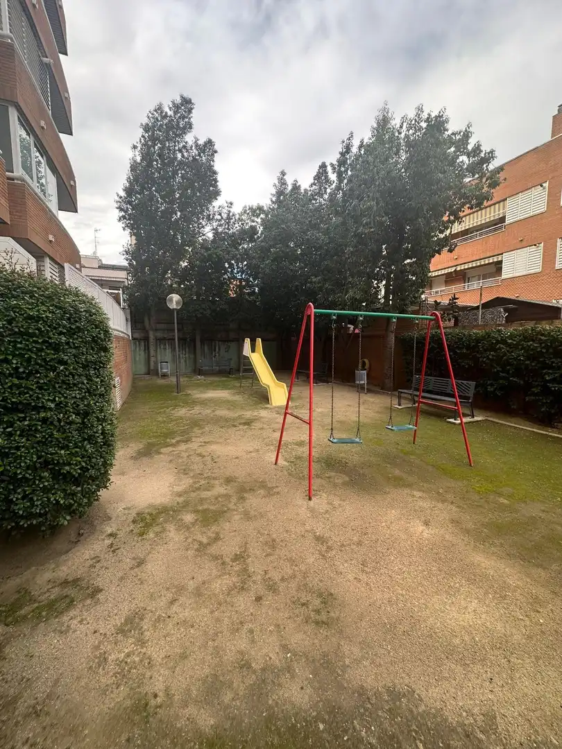 Parking de Piso en venta en Cornellà de Llobregat con Calefacción, Jardín privado y Balcón