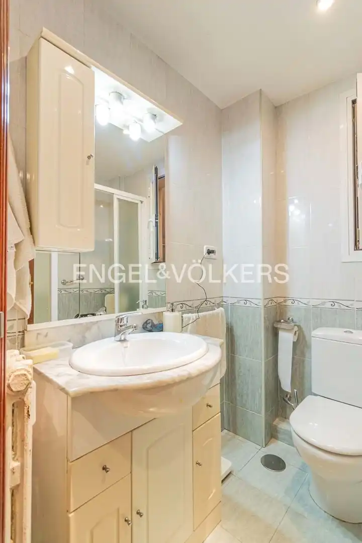 Bathroom of Flat for sale in Madrid  with Air Conditioner and Heating