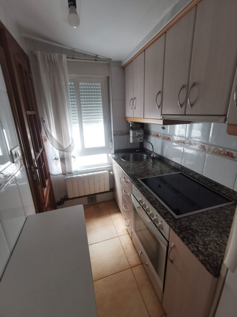 Cuina de Estudi de lloguer en Ourense Capital  amb Calefacció, Parquet i Moblat