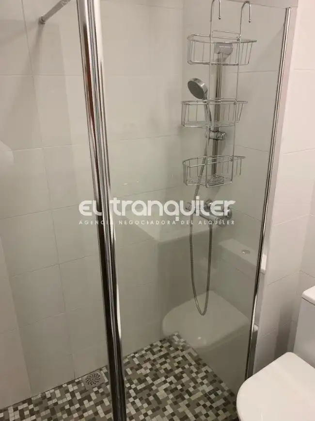 Badezimmer von Wohnung zur Miete in Madrid mit Terrasse, Möbliert und Waschmaschine