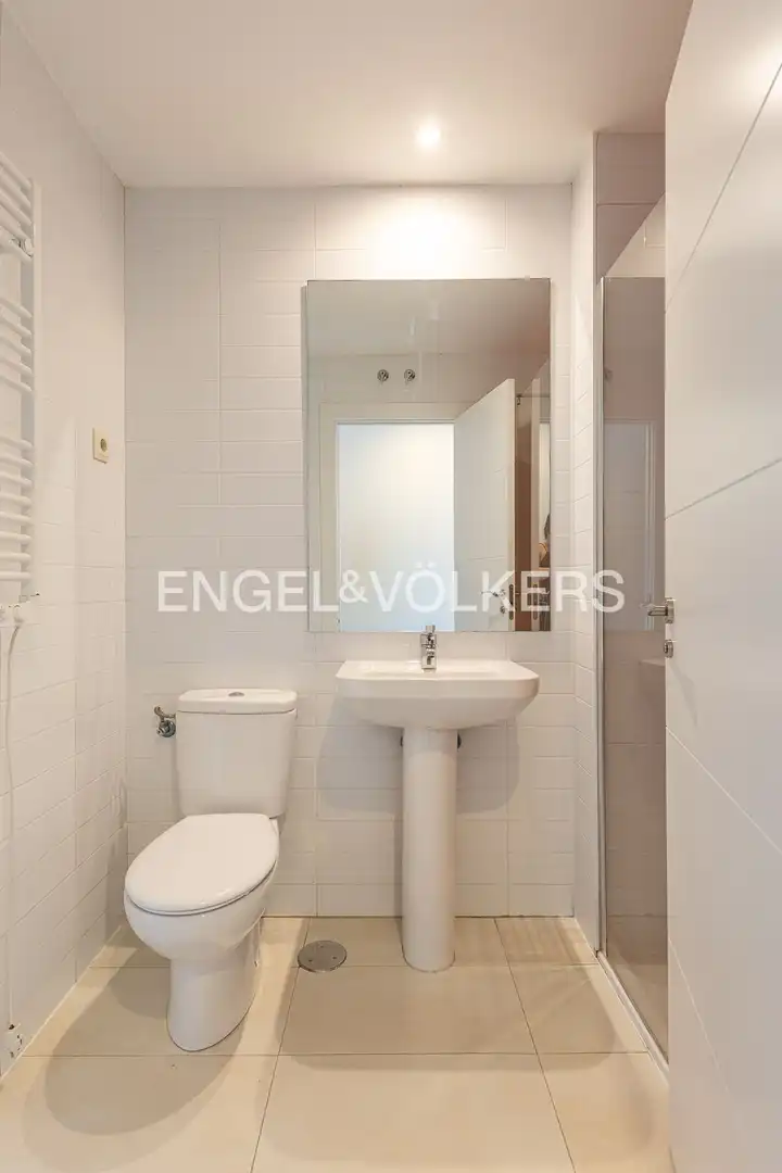 Baño de Piso en venta en Madrid con Aire acondicionado, Calefacción y Jardín privado