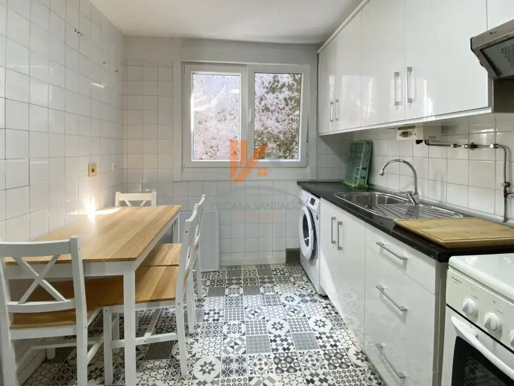 Cuina de Apartament de lloguer en Santiago de Compostela  amb Terrassa i Moblat