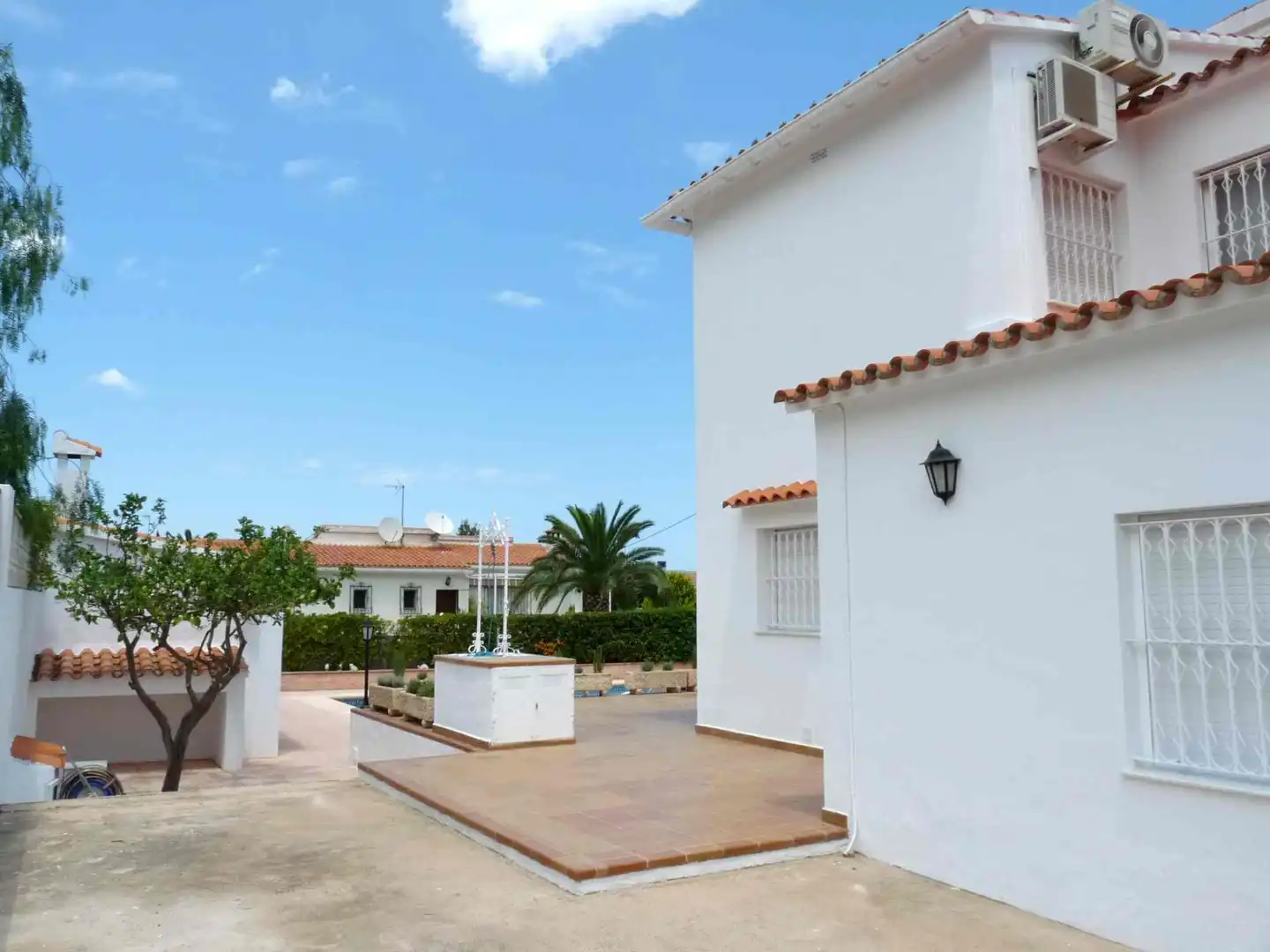 Vista exterior de Casa o xalet de lloguer en Dénia amb Aire condicionat, Jardí privat i Terrassa
