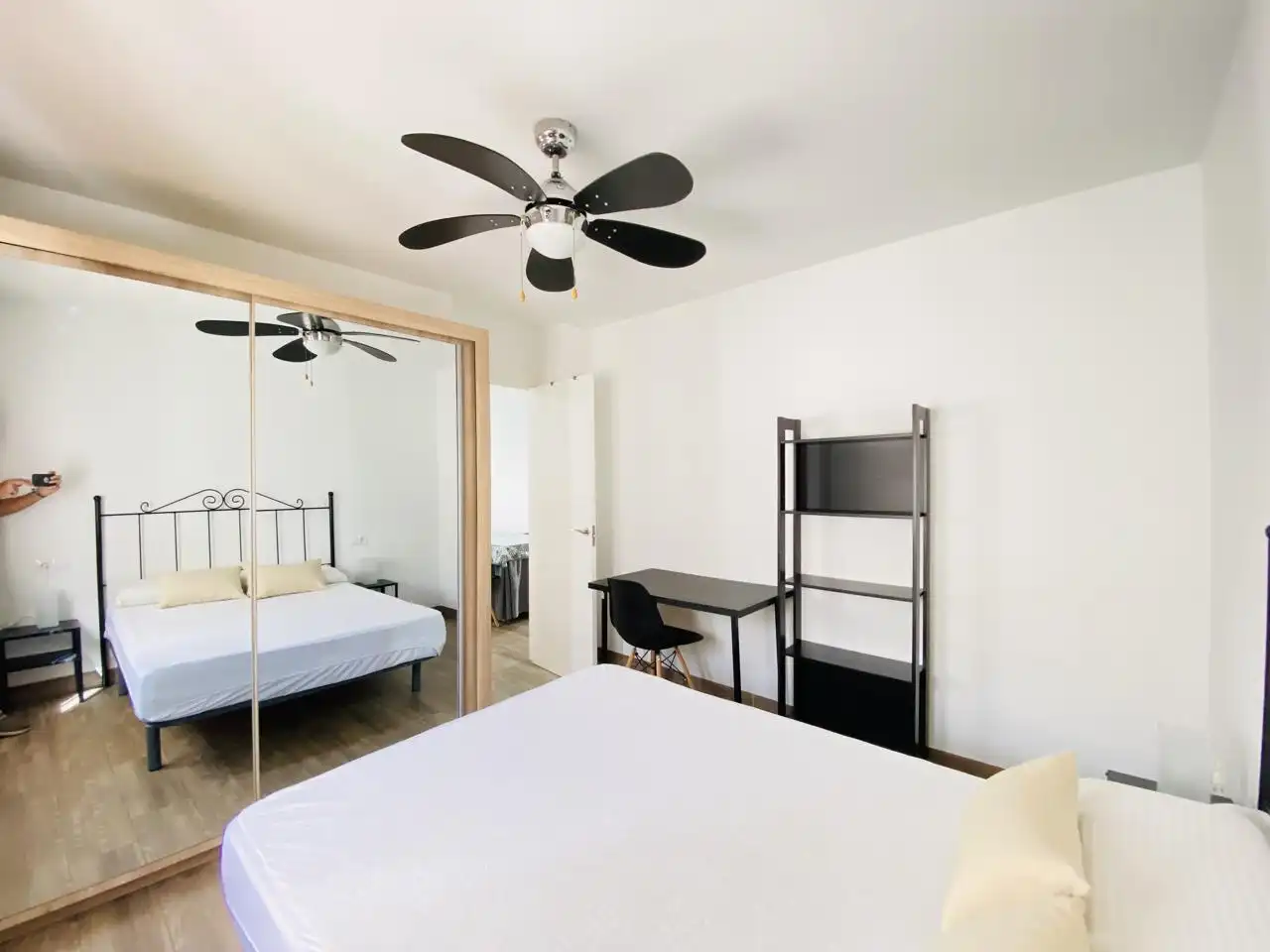 Bedroom of Flat for rent in Granada  with Air Conditioner, Furnished and Balcony
