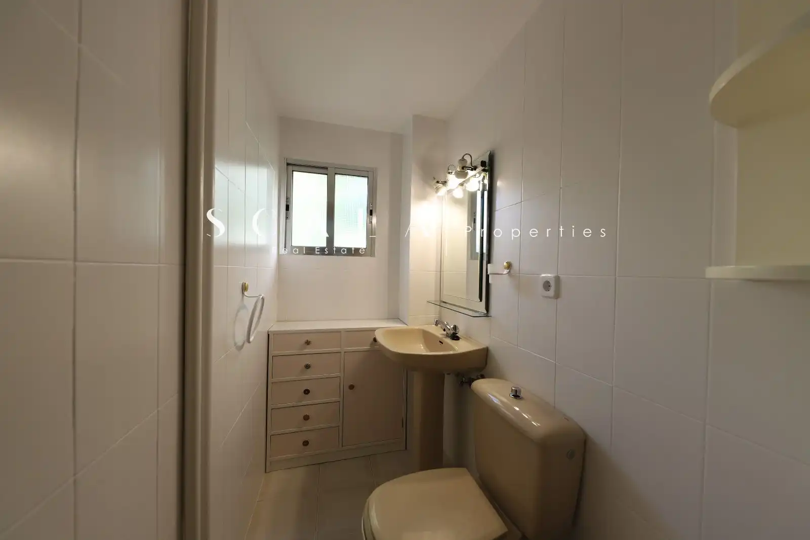 Bathroom of Flat for rent in Madrid  with Air Conditioner, Heating and Terrace