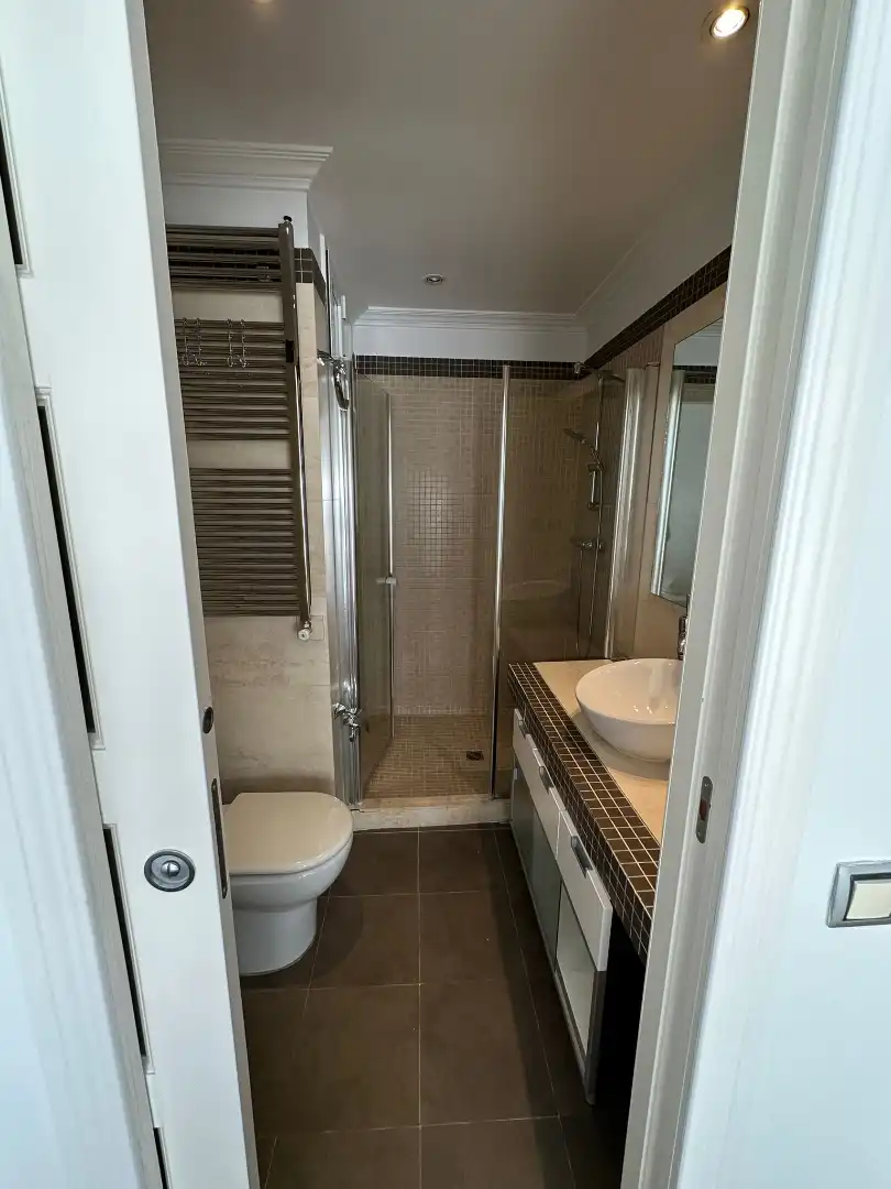Bathroom of Flat for rent in Madrid  with Air Conditioner, Heating and Parquet flooring