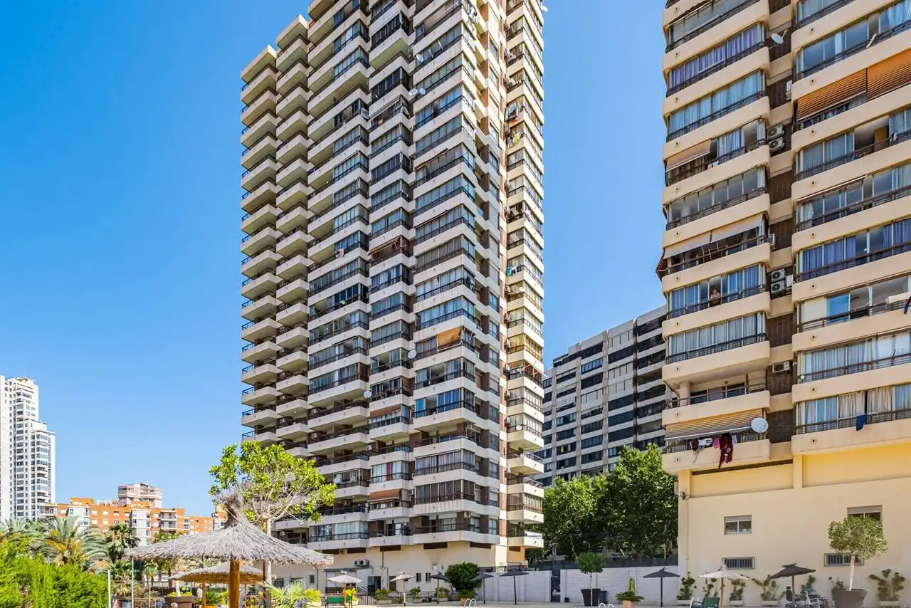 Vista exterior de Pis en venda en Benidorm amb Piscina i Moblat