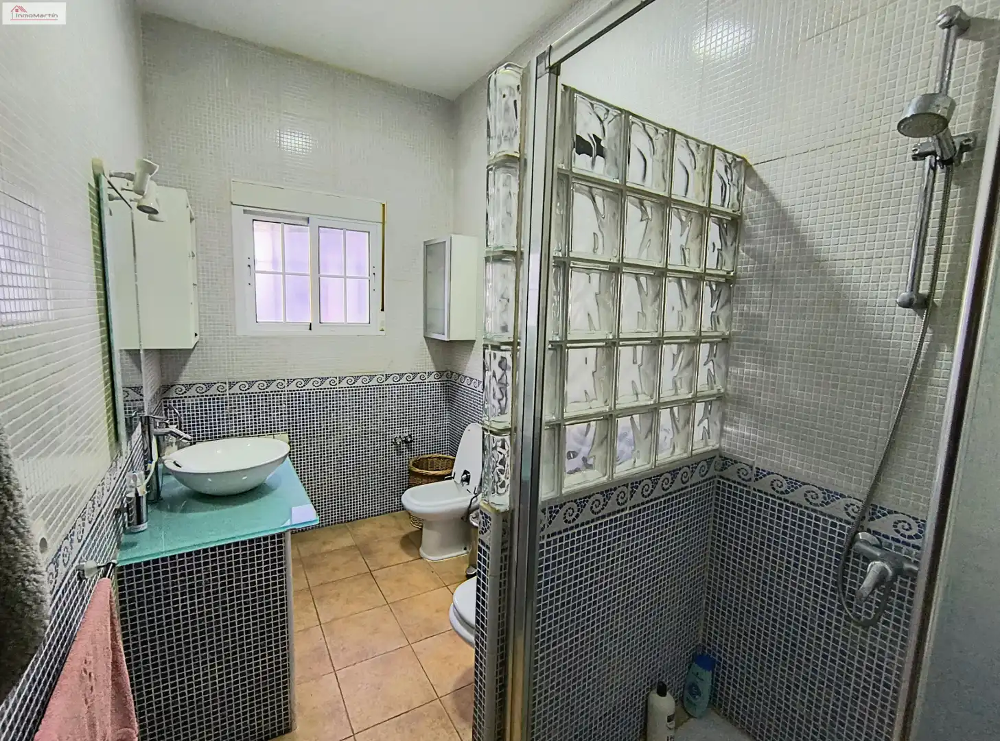 Baño de Casa adosada en venta en Almadén de la Plata con Aire acondicionado, Calefacción y Terraza