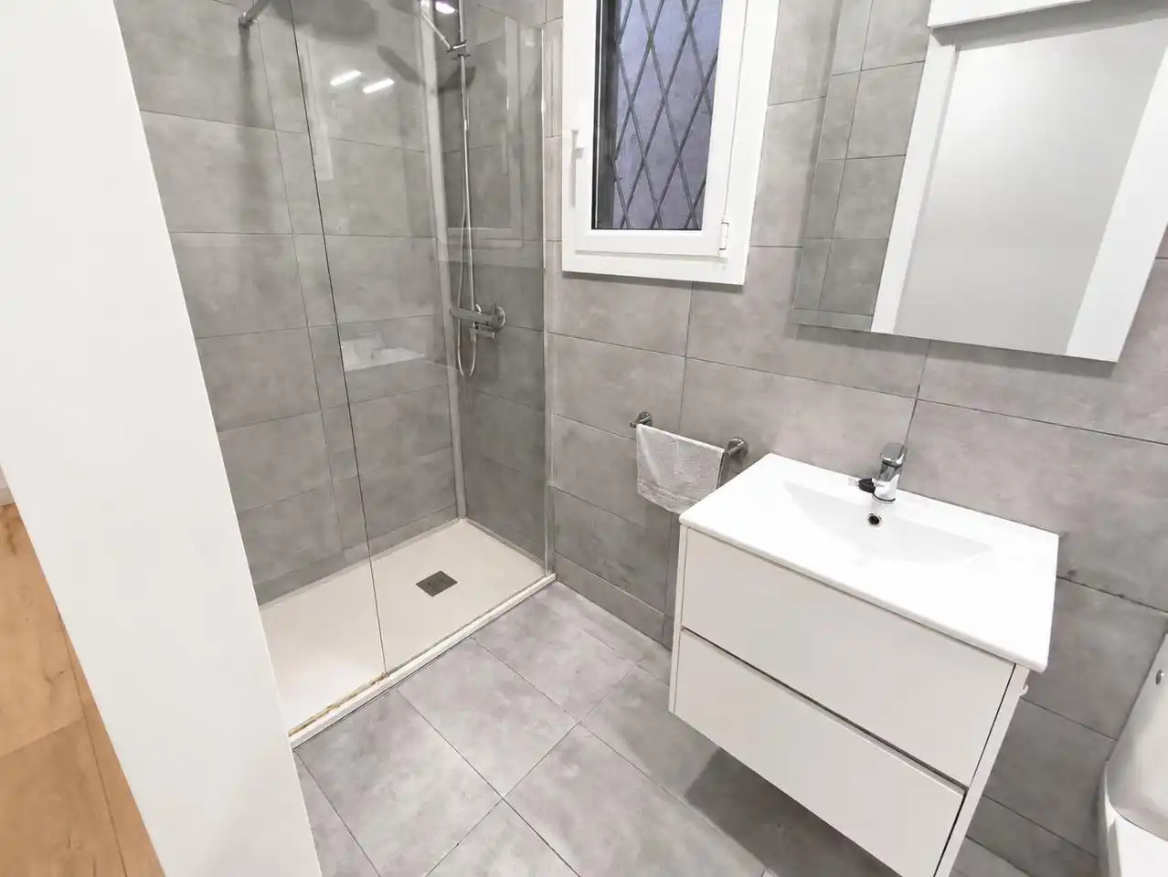 Baño de Ático en venta en Barcelona con Aire acondicionado, Parquet y Amueblado