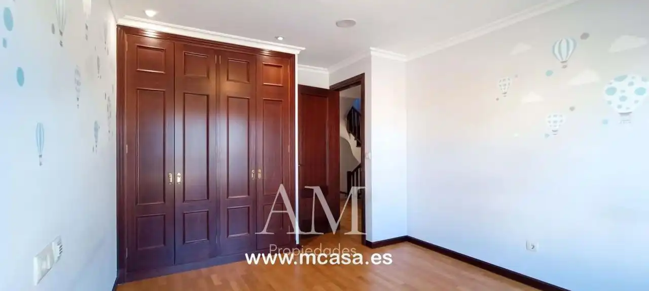 Dormitori de Casa o xalet en venda en Vigo  amb Calefacció, Jardí privat i Terrassa