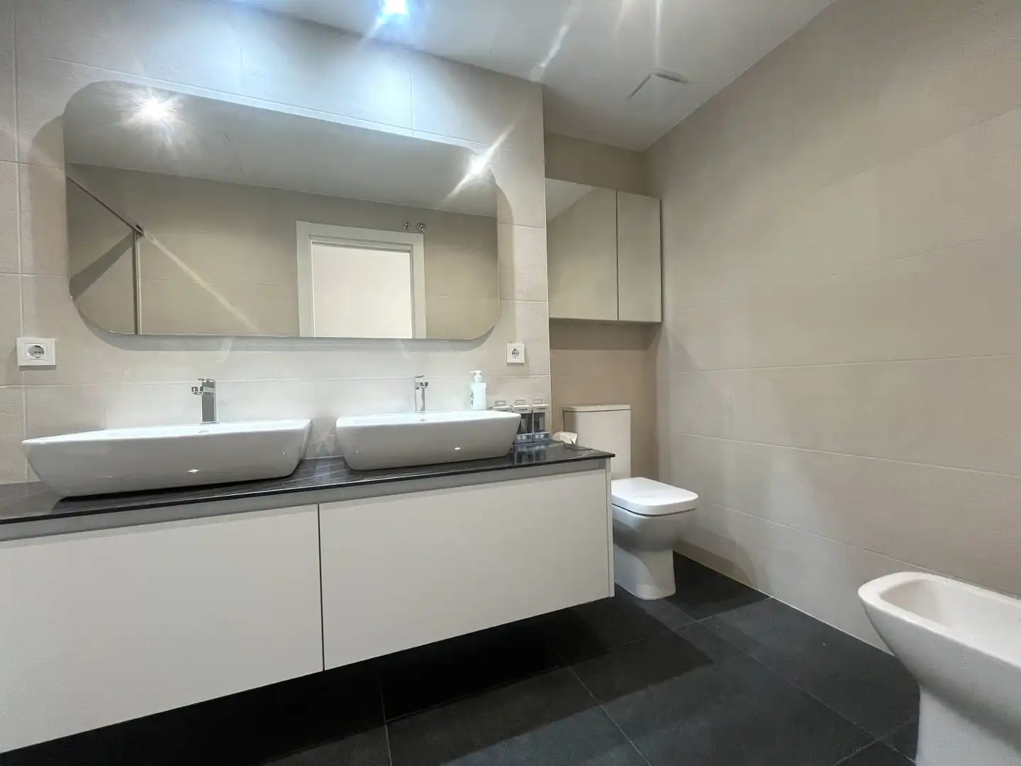 Bathroom of Flat for rent in Sevilla  with Air Conditioner, Heating and Storage room
