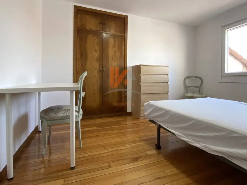 Dormitori de Apartament de lloguer en Santiago de Compostela  amb Terrassa i Moblat