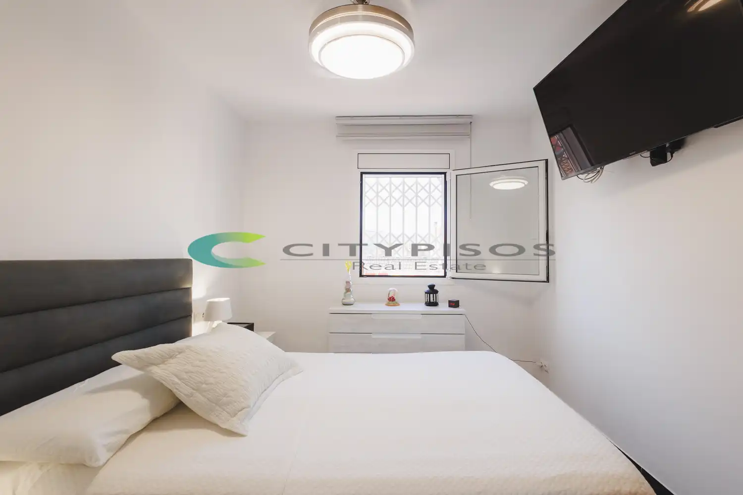 Bedroom of Flat for sale in Barcelona  with Air Conditioner and Oven