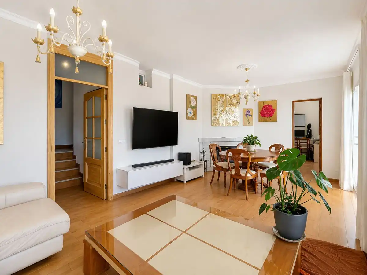 Sala d'estar de Casa adosada en venda en Estepona amb Aire condicionat, Terrassa i Traster
