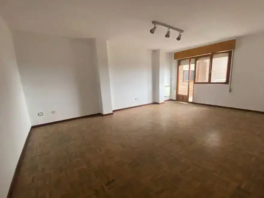 Sala d'estar de Pis en venda en Toral de los Vados amb Balcó