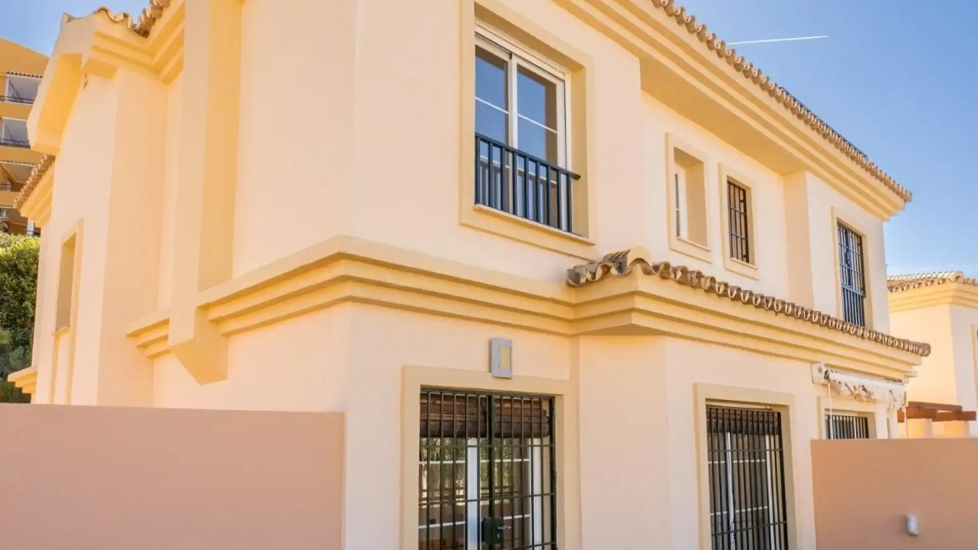 Vista exterior de Casa adosada en venta en Fuengirola con Aire acondicionado, Jardín privado y Terraza