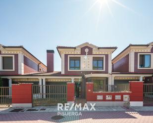 Vista exterior de Casa o xalet en venda en Valladolid Capital amb Calefacció, Jardí privat i Terrassa