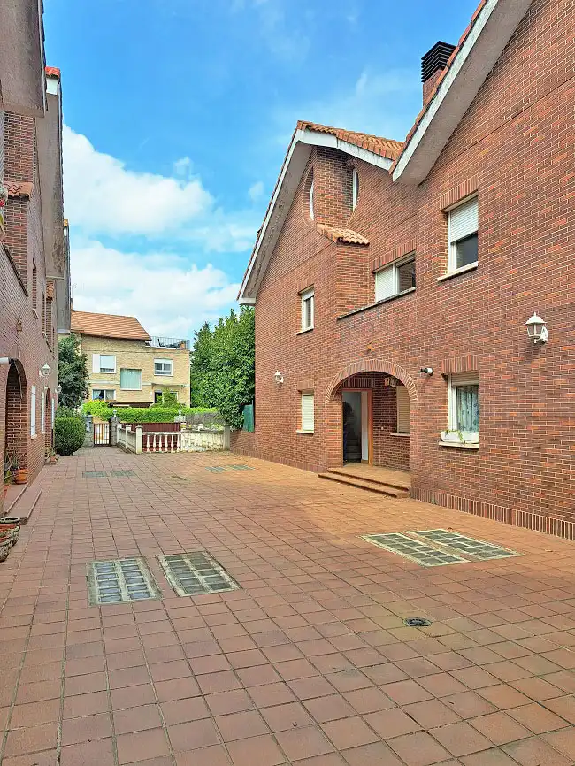 Vista exterior de Casa adosada en venta en Torrelodones con Calefacción, Jardín privado y Parquet