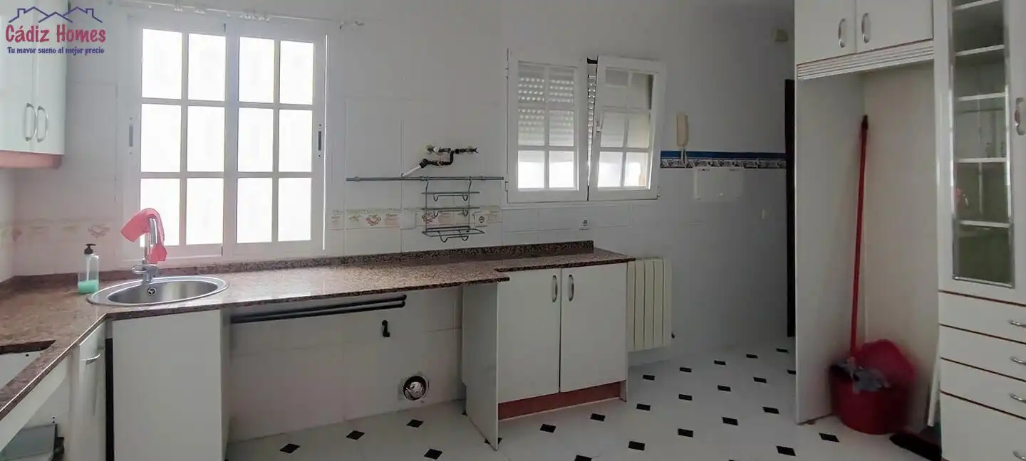 Cuina de Pis en venda en Cádiz amb Aire condicionat i Terrassa