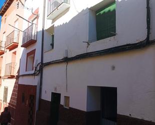 Vista exterior de Casa o xalet en venda en Torrijo de la Cañada amb Moblat i Balcó