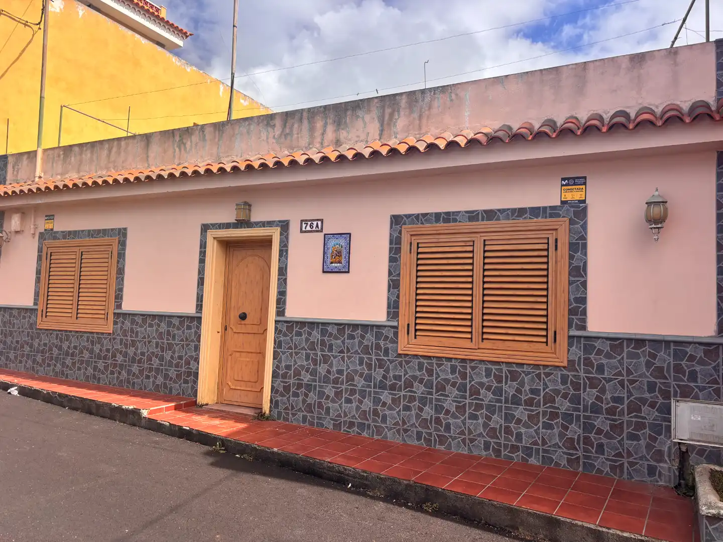 Vista exterior de Casa adosada en venda en Tacoronte amb Jardí privat, Terrassa i Traster