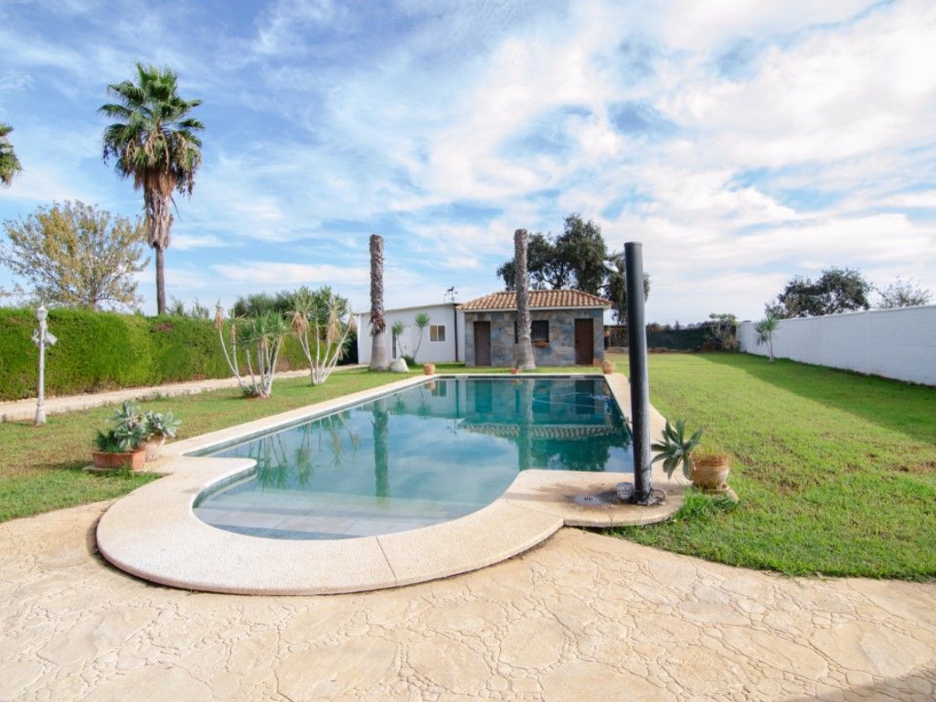 Piscina de Casa o xalet en venda en La Rinconada