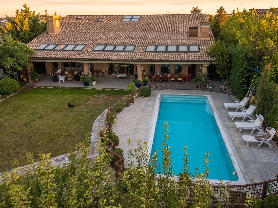 Piscina de Casa o xalet en venda en Pozuelo de Alarcón amb Aire condicionat, Calefacció i Jardí privat