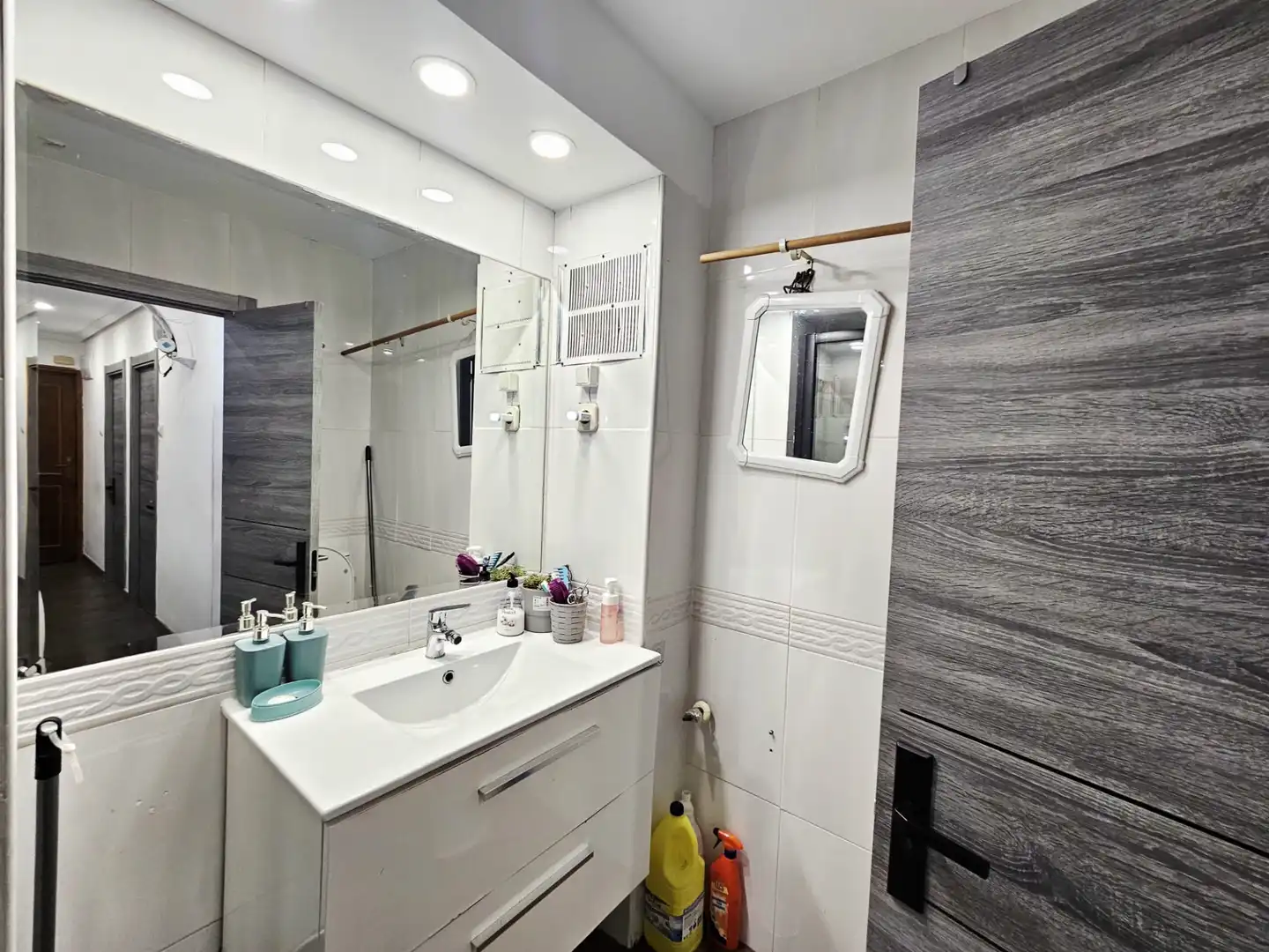 Bathroom of Flat for sale in Madrid  with Air Conditioner and Heating
