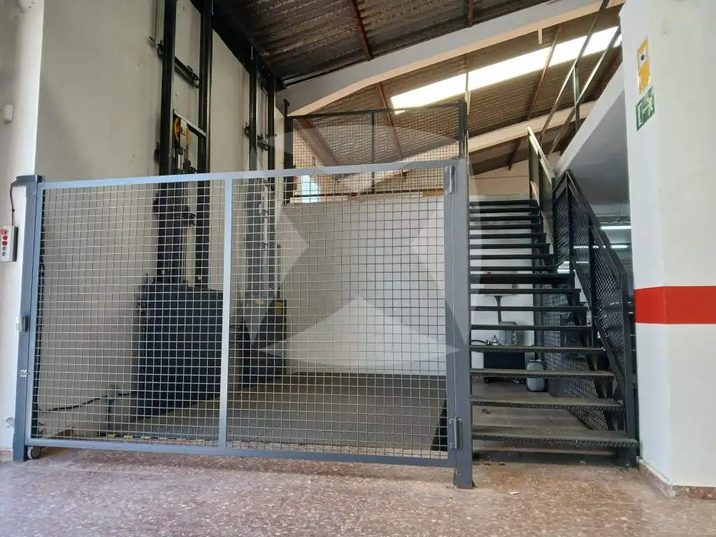 Nau industrial en venda a Calle Cocotero, Maria Auxiliadora - Barriada de Llera
