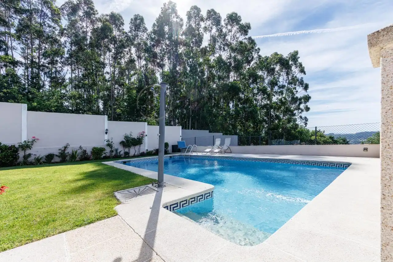 Piscina de Casa adosada en venta en Vigo  con Calefacción, Jardín privado y Parquet