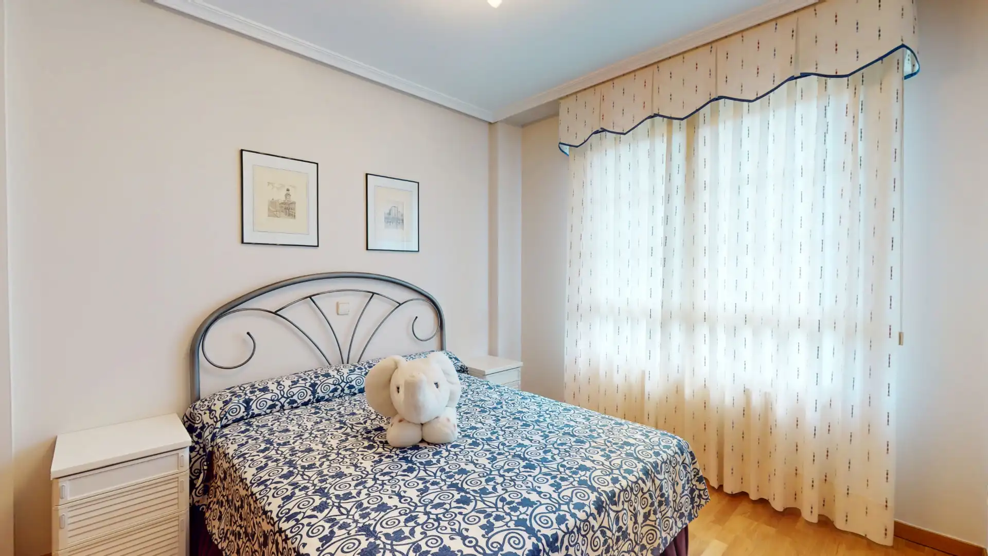 Habitación de Casa adosada en venta en Boadilla del Monte con Aire acondicionado, Calefacción y Jardín privado