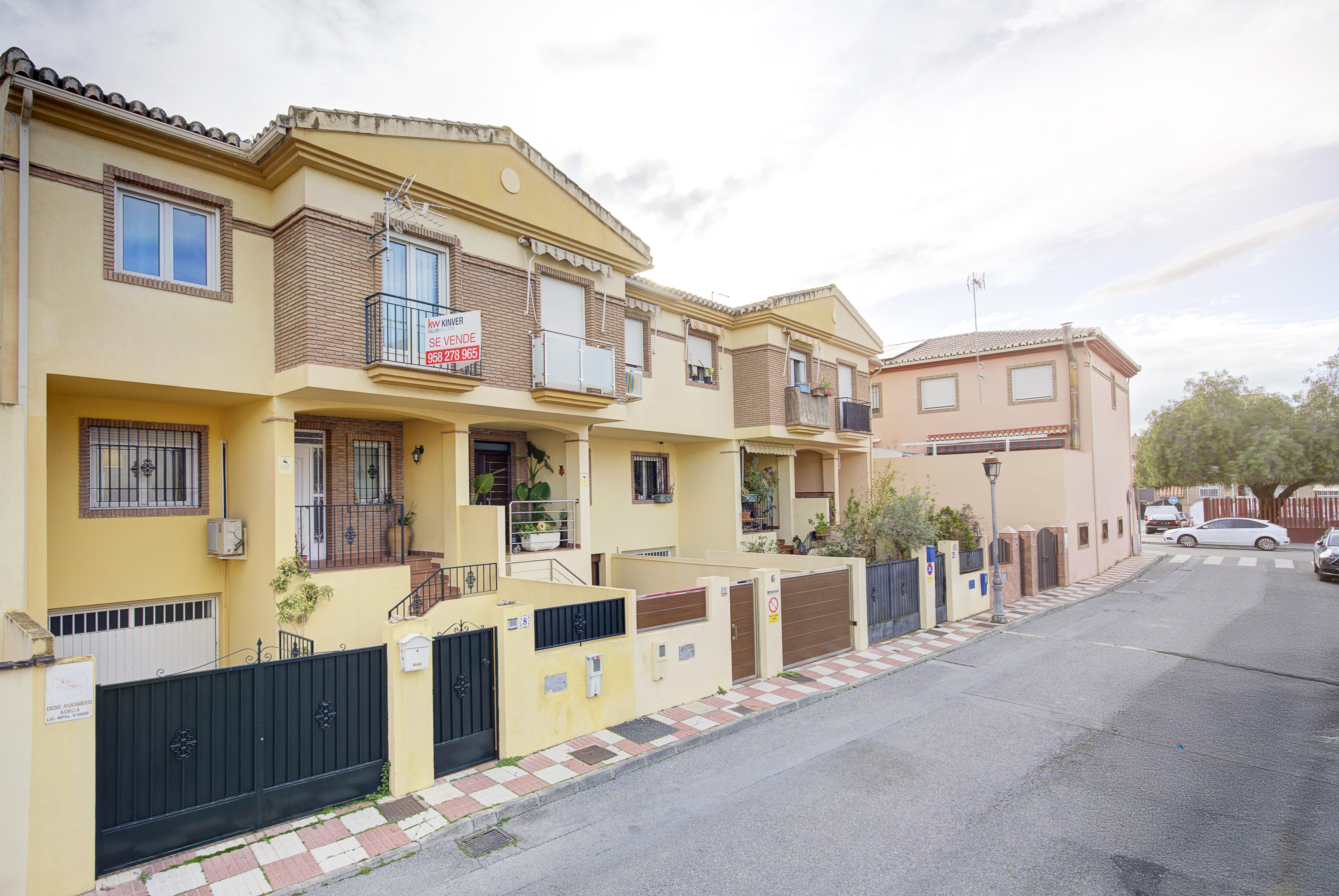 Vista exterior de Casa adosada en venda en Armilla amb Aire condicionat, Jardí privat i Terrassa