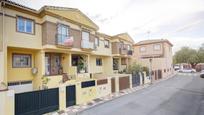 Vista exterior de Casa adosada en venda en Armilla amb Aire condicionat, Jardí privat i Terrassa