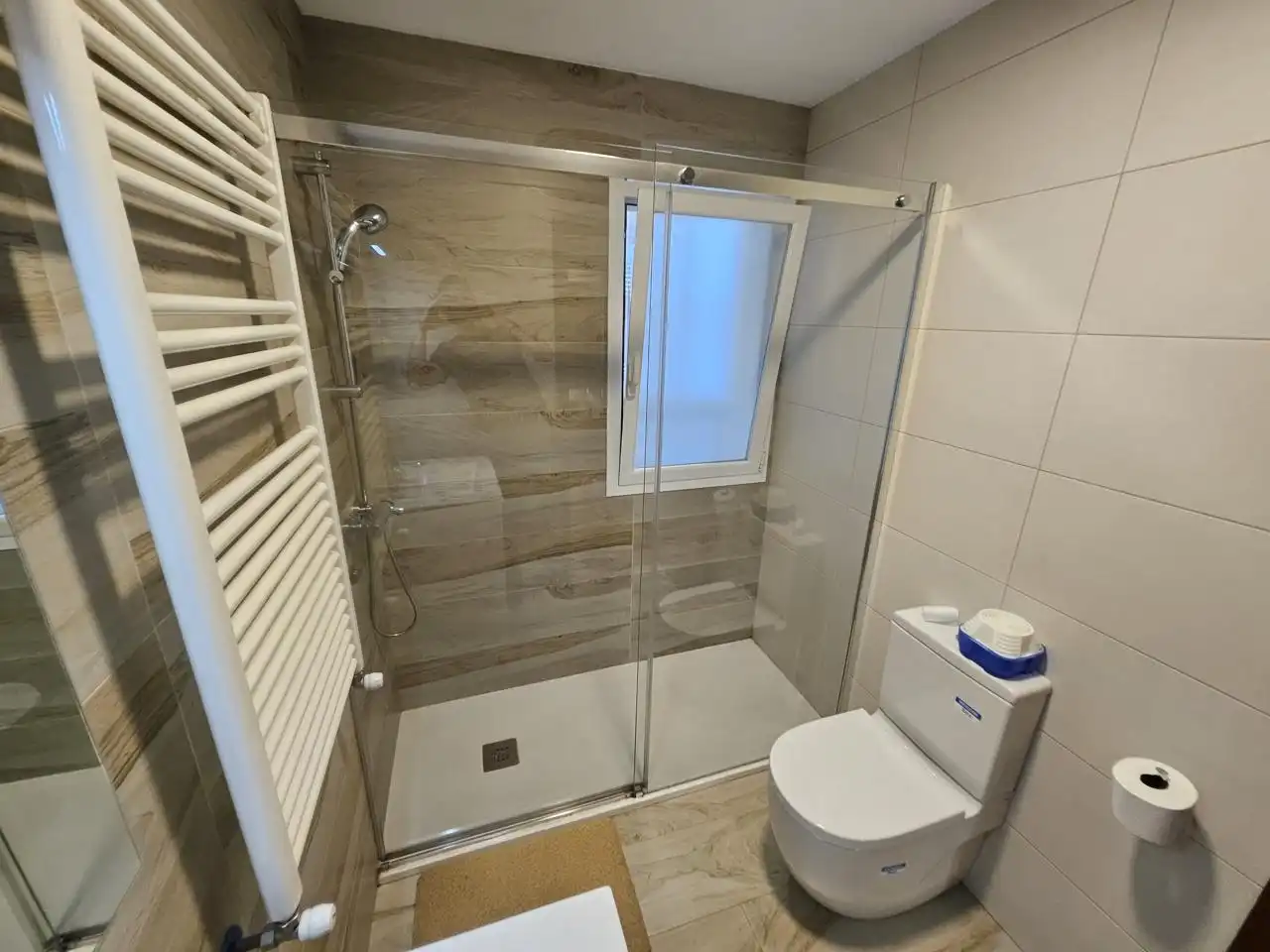 Baño de Piso en venta en Burlada / Burlata con Calefacción, Parquet y Balcón