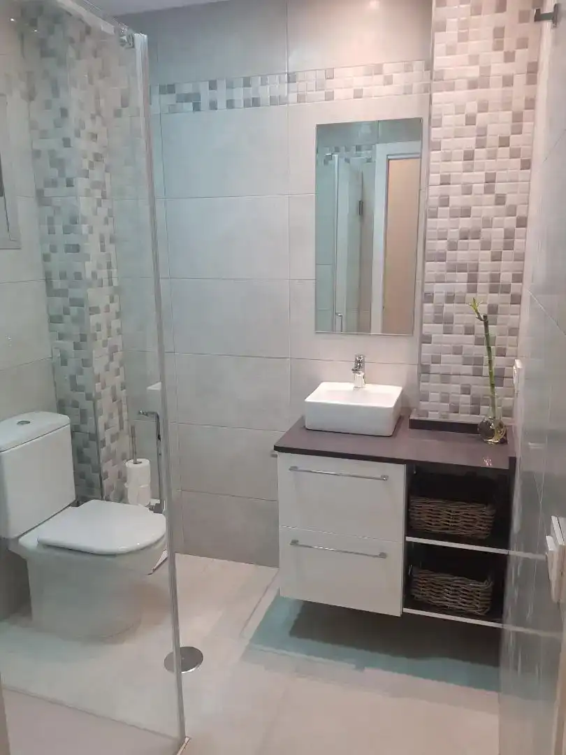 Badezimmer von Wohnung zur Miete in Barbate mit Klimaanlage, Privatgarten und Möbliert