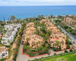 Vista exterior de Planta baixa en venda en Marbella amb Aire condicionat, Terrassa i Piscina